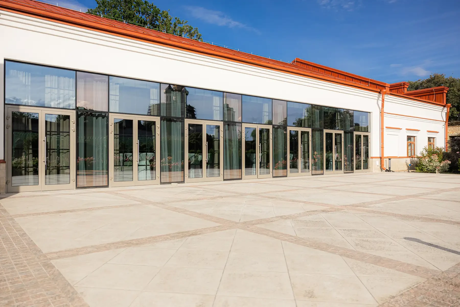 Панорамные окна Зала событий 18|88 выходят прямо на Псковский кремль Панорамные окна Зала событий 18|88 выходят прямо на Псковский кремль