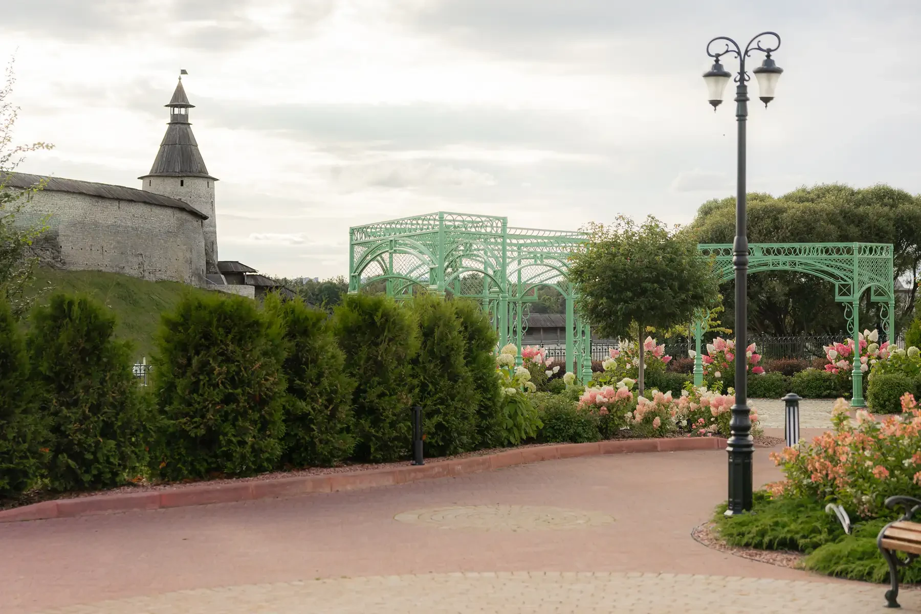 С террасы открывается вид и на устье реки Псковы С террасы открывается вид и на устье реки Псковы